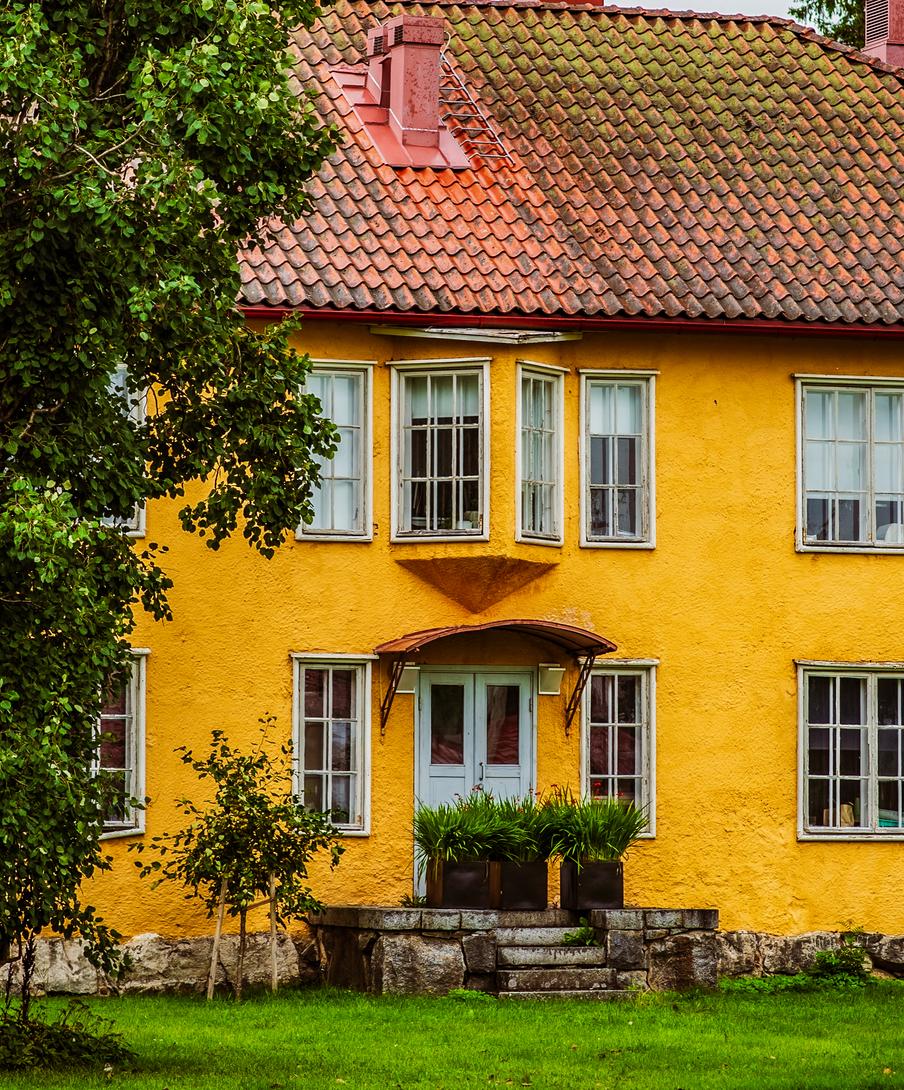 Vanha keltainen rakennus